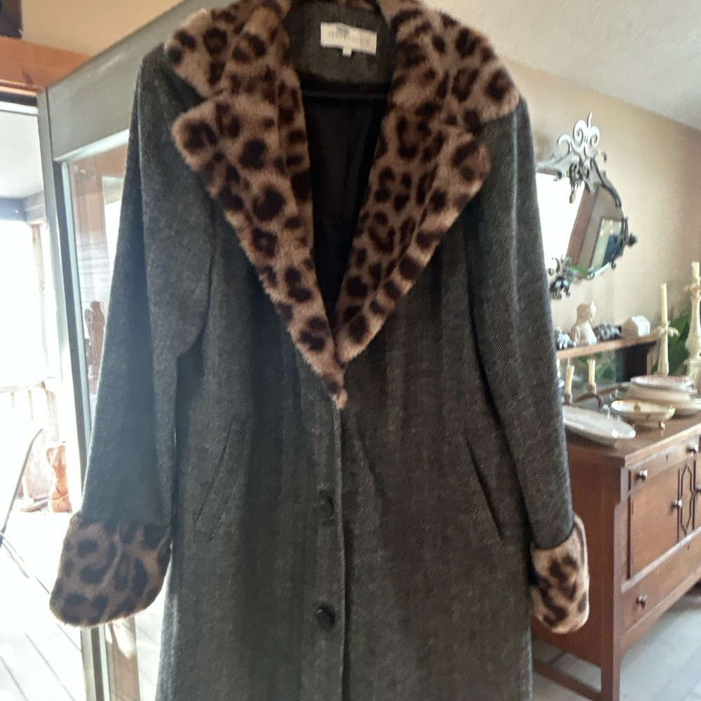 Chic French mauve Anthropologie large Leopard Trim Women's Coat. Size large.
